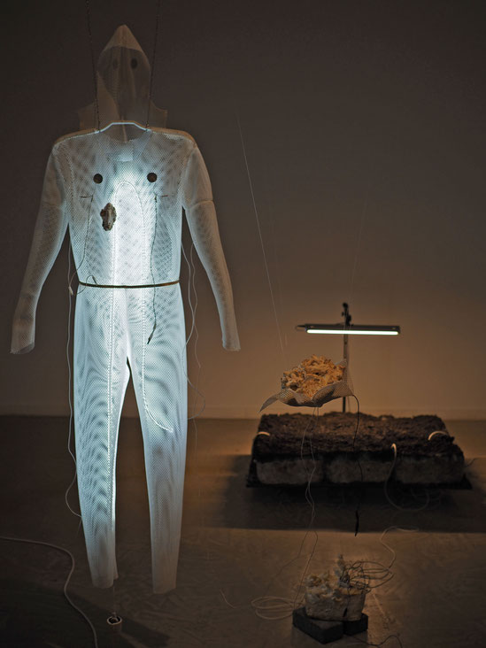 Maaijke Middelbeek, Through ooze and slime, Symbiocene, Reactive Fungi Wearable, Fungi art, Becoming with, SF, Postanthropocene