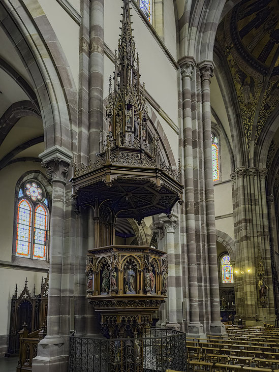 Bild: die Kanzel in der Église Saints-Pierre et Paul in Obernai 