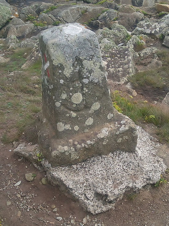 Pointe de Lervily, Phare de Lervily, markanter Stein mit Anker, GR34