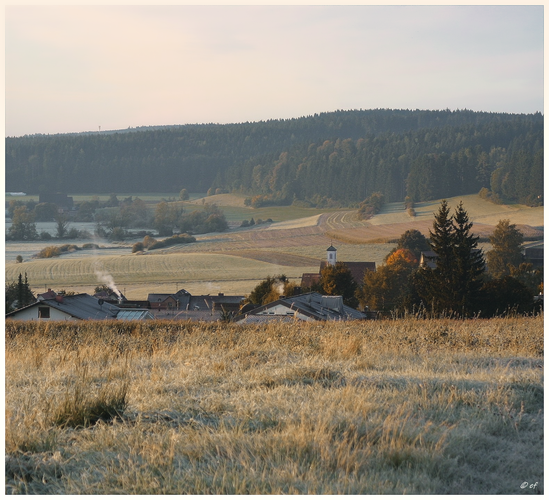 Ein Dorf an einem frostigen Herbstmorgen