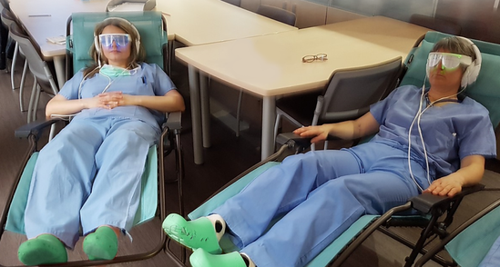 deux dames personnel soignant en relaxation avec fauteuils casques et lunettes PSIO