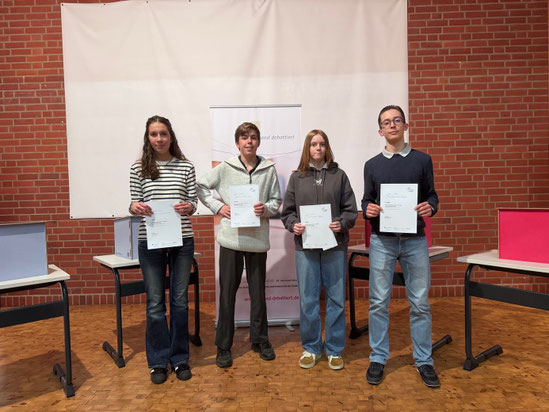 Die 4 Finalisten der Altersgruppe 1 (v.l.n.r): Anna Löhrer (Stiftisches Gymnasium Düren), Robin Gerhards (Gymnasium am Turmhof Mechernich), Julie Golka (Ville-Gymnasium Erftstadt), Daniil Zorin (Frankengymnasium Zülpich)