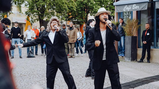 Live-Act auf dem Römerpaltz: Der heitere Esprit des Festivals dringt in die Fußgängerzone ein.