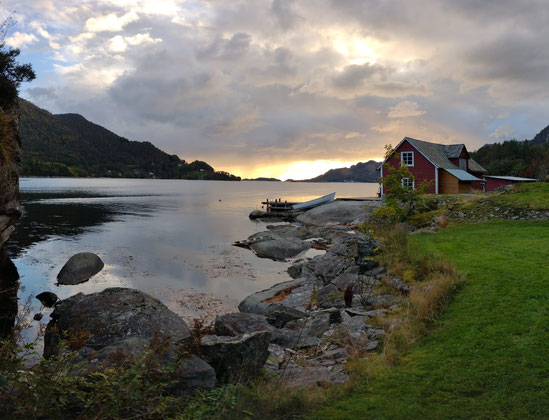 Das Ferienhaus mit Boot am Hardangerfjord.
