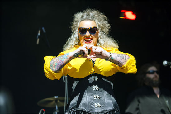 Ihr Auftritt im Breisacher Fritz-Schano-Park war eine Wucht. Von der temperamentvollen Blues- und Rockshouterin Kaz Hawkins und ihrer enorm gut aufeinander eingespielten Band wird man noch hören. Foto: Paul Gärtner