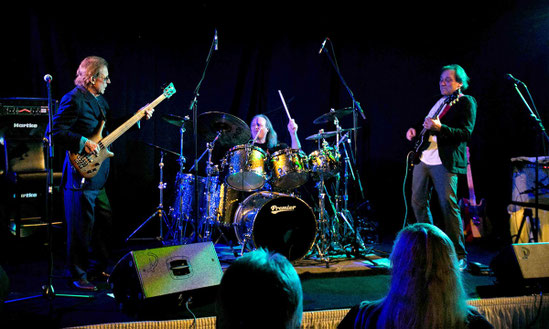 In den 70ern hatte Werner Dannemann eine Cream-Tributeband. Damals war der Gedanke unvorstellbar, einmal mit seinem Idol Jack Bruce von Cream gemeinsam auf der Bühne zu stehen. 2013 spielte er in Stuttgart ein Konzert mit ihm. Foto: Hinterland-Archiv