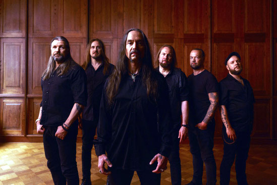 Finnisches-Metal-Urgestein: Die Formation Amorphis steuert am 11. August den Lindauer "Club Vaudeville" an. 36 Jahre sind die sechs Musiker um Frontmann Tomi Joutsen schon unterwegs. Foto: Promo