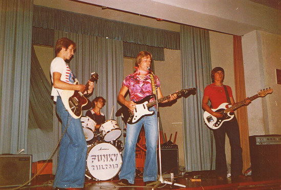 Rares Foto: Die Mengener Rockband Funky Railroad bei einem "Heimspiel" im evangelischen Gemeindesaal im Jahr 1977. Gitarrist und Sänger Thomas Fränkel (Bildmitte) ist heute noch oft auf oberschwäbischen Livebühnen anzutreffen. Foto: Sammlung T. Fränkel