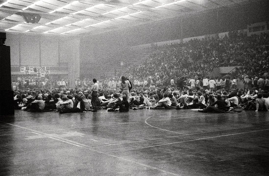 Die Ravensburger Oberschwabenhalle am 6. Juni 1971 beim Konzert der britischen "Super-Group" Emerson Lake & Palmer. Im selben Jahr rockten hier auch die damals populären Hardin & York. Foto: Johannes Angele 