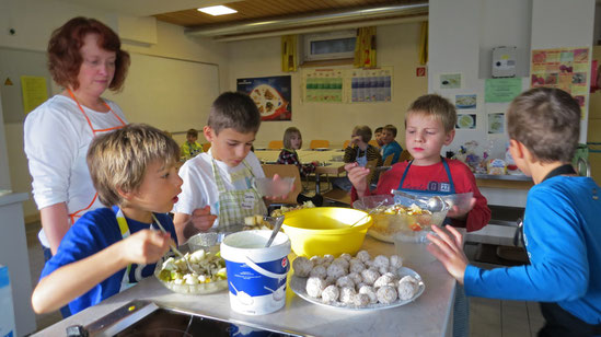 Konzentriert bei der Sache: Kinder der Villinger Südstadtschule bereiteten gemeinsam ein Frühstück zu. Der Lions-Club begann damit sein neues Projekt "Kochen macht Spaß". Foto: Piro
