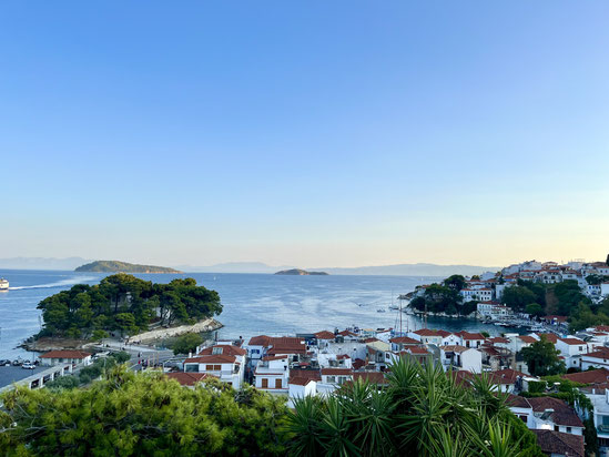 vista dall'alto di Skiathos sul mare, isolotto di Bourtzi e case bianche