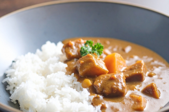 カレーライスが盛り付けられたお皿。給食。