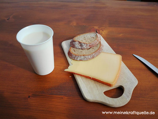 Alpe Hündle, Pause auf der Alpe, Käsebrot mit Milch