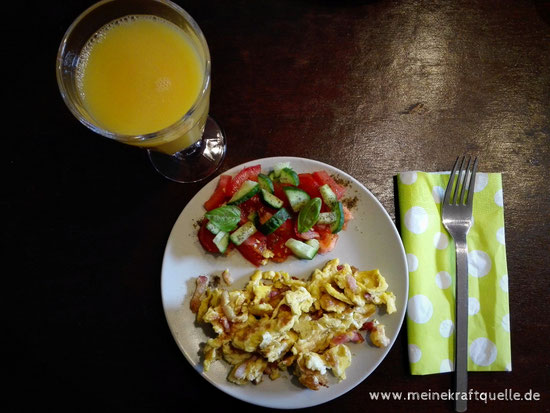 Rührei mit Tomatensalat, gesundes Frühstück
