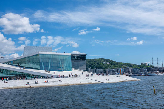 Oper Snøhetta mit Blick auf Oslo und den Fjord. 