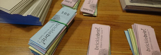 bricklebrit Spielgeld, als Symbol für die fairen und transparenten Preise des Coworking-Angebots für Erwachsene mit ADHS.