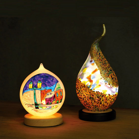 左）ガラス絵小樽運河ランプ、右）金龍の燈
