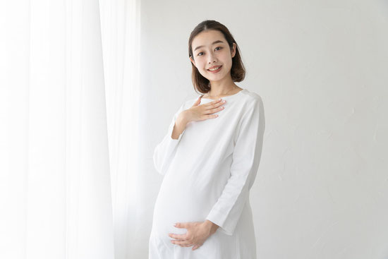 整体サポートを受け、リラックスした表情の妊婦さん｜青森市の整体院でマタニティ期の不調をやさしくケア