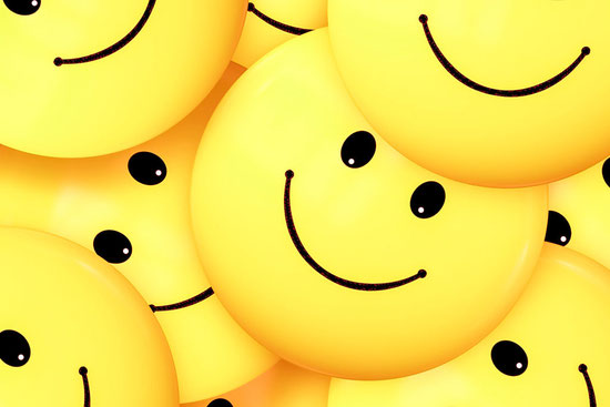 Wohlbefinden - Zahlreich übereinander liegende Smileys