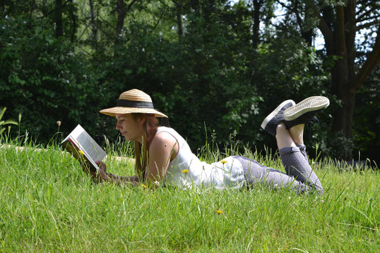 Bücher - Eine Frau liest ein Buch