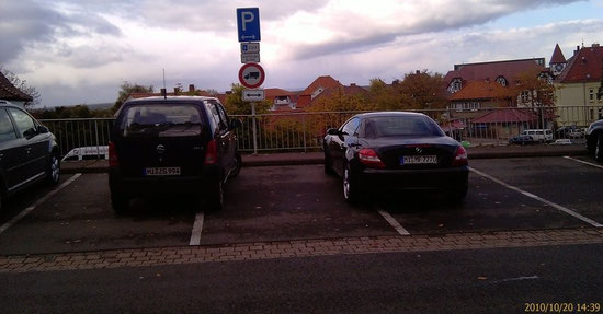 Vor dem Standesamt...Unsere parkenden Gäste voll erwischt ;-) (Danke Ele, danke Manu)