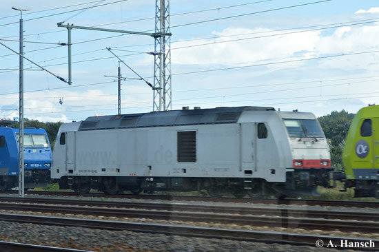 Aus dem Zug heraus konnte ich am 16. August 2014 kurz vor Pirna Hbf. 285 102-0 in einer Gruppe abgestellter Loks fotografieren. Die Lackierung zeigt, dass die Lok nicht mehr zur HVLE gehört. Reste der Beklebung sind noch erkennbar