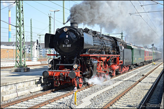 01 202 donnert am 20. April 2015 mit ihrem Sonderzug Dresden - Augsburg durch Chemnitz Hbf. Die Lok war am Wochenende zuvor zum 7. Dampfloktreffen in Dresden zu Gast