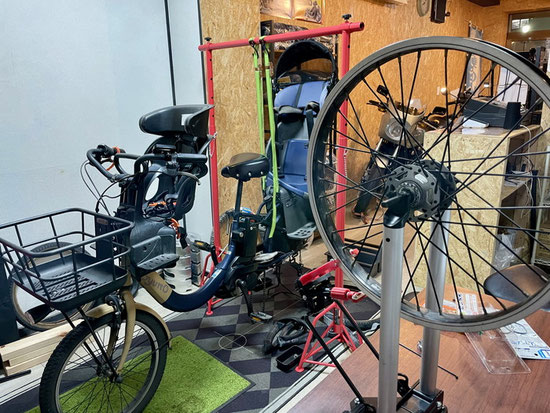 子ども乗せ電動自転車 スポークの軽い振れ取り作業