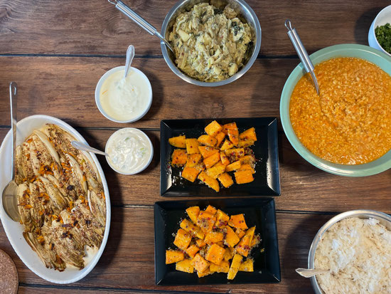 Auswahl ayurvedischer Rezepte mit natürlichen Zutaten wie Linsen-Dal, Gemüse-Curry und warmen Getreidegerichten, die leicht verdaulich und ausgleichend wirken.