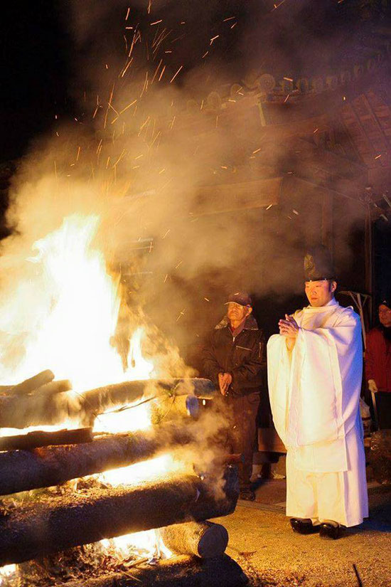 晦日大祓祭にて炎の前で祝詞を奏上する武部宮司