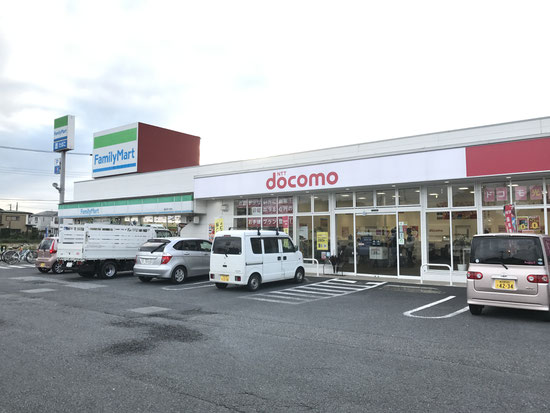 DoCoMoショップ弥十郎店はお隣がファミリーマートさんです。元らっぷ館だった所と言えばお分かりの方も多いかも。