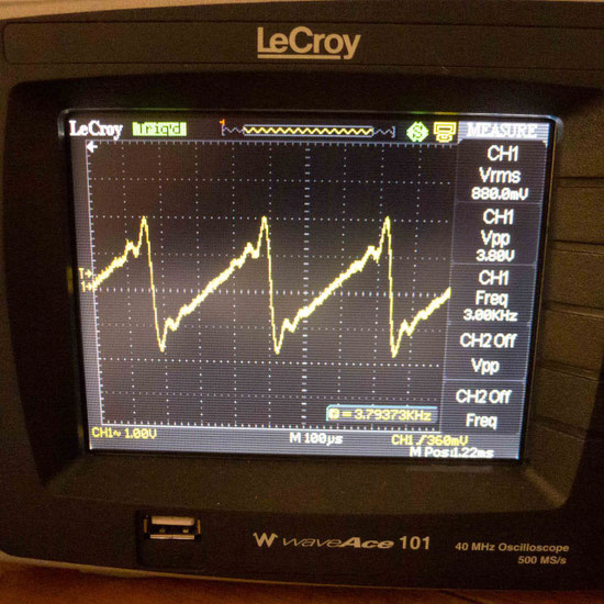 spurs generation & capacitive effects on saw wave