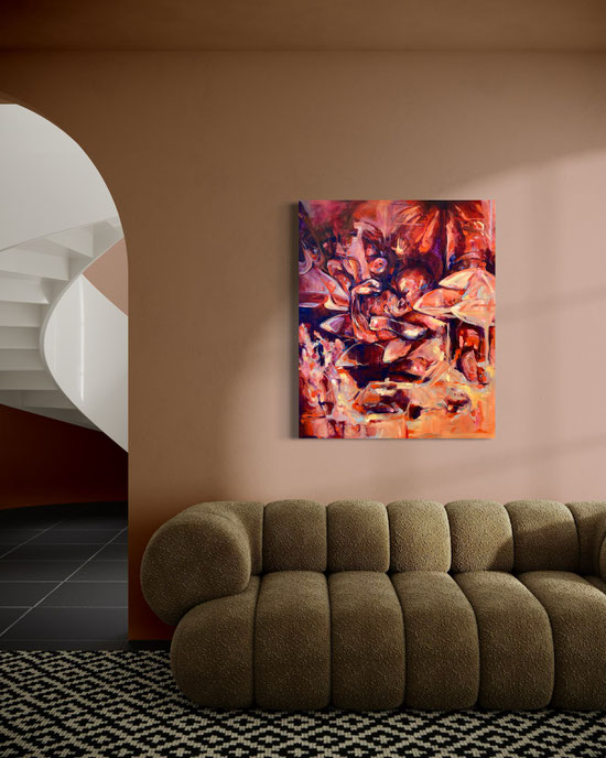 Abstract schilderij met intense rode, oranje en paarse tinten, hangt aan een zachte terracotta muur boven een pluche olijfgroene bank in een stijlvol ingerichte kamer met een zwart-wit geometrisch patroon op de vloer.