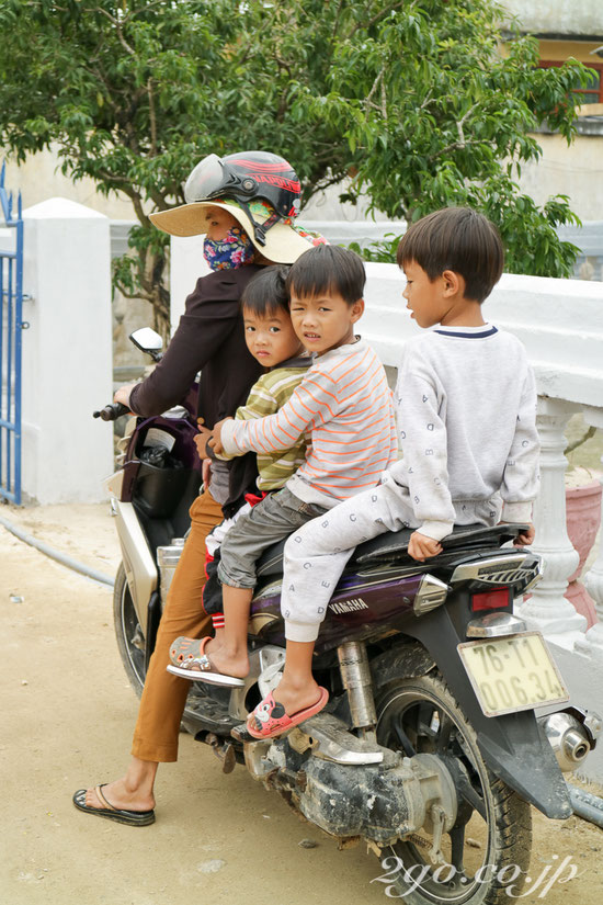 ベトナムでは、一台の原付バイクで家族全員で移動することは、珍しいことでもなんでもない