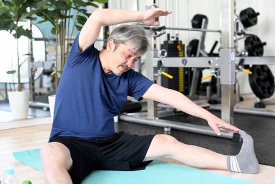 体が硬い中年男性