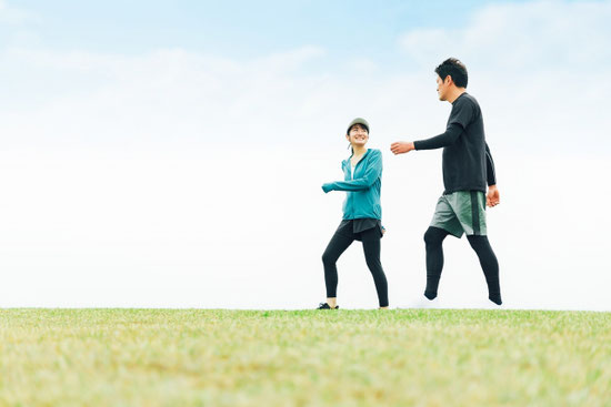歩いている男女