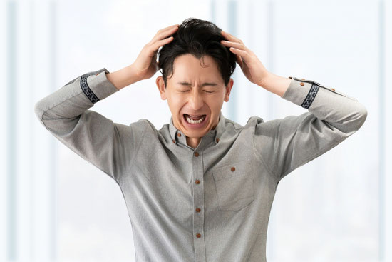 悩んでいる男性
