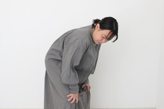 膝が痛く膝を抑える女性