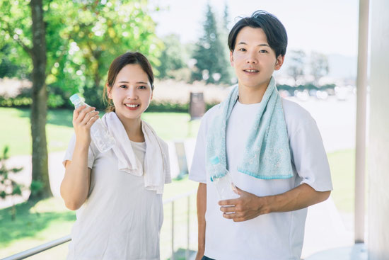 運動しているカップル