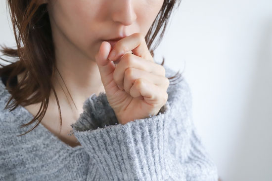 咳き込む女性