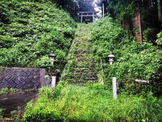 筆神社。毎年11月23日は筆祭りが行われる。これも、住民有志で再建したとか。(Photo by 塾生まるこ)