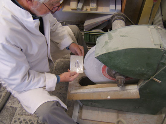 In meiner Werkstatt im Klostergut arbeite ich mit den traditionellen Werkzeugen eines Perlmuttschleifers.