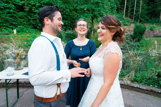 Freie Traurednerin Stella bei einer Freien Trauung im Restaurant Wolfsbrunnen in Heidelberg. Foto: (c) Wedding by Gerald.