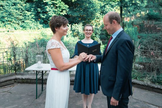 Wedding Celebrant Stella at a Wedding Ceremony in the Restaurant Wolfsbrunnen in Heidelberg. Photo by Wedding by Gerald.