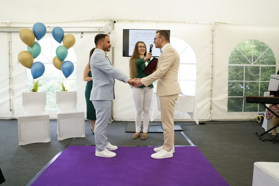 Das Eheversprechen - auch für mich als Traurednerin ein emotionaler und so fröhlicher Augenblick! Eine Hochzeit im Moods Heidelberg. Foto: Wedding by Gerald / Gerald Hasani Fotografie