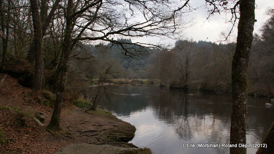 La rivière l'Ellé à proximité de sites comme le village de Saint-Fiacre ou la chapelle de Sainte-Barbe, enchassée au coeur de roches (Morbihan)