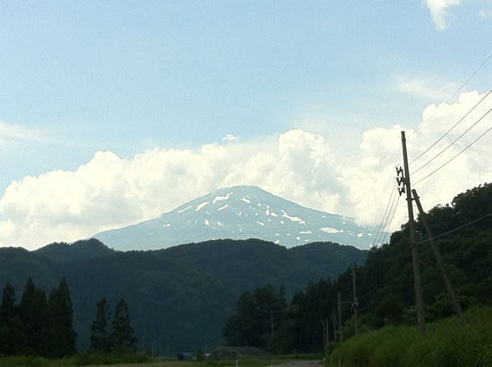 残雪残る鳥海山