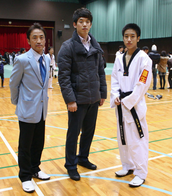 左：西村先生　中央：韓国豊生高校テコンドー部コーチ　イ・テソンコーチ　右：西村選手