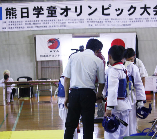 団体戦前 円陣組んで気合♪