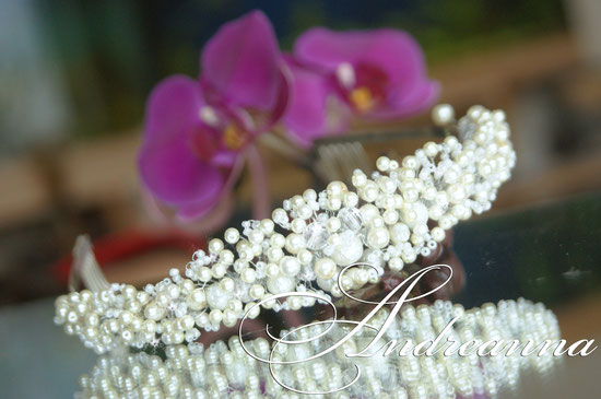 Диадема в нежно молочных тонах "Royal pearl", с добавлением кристальных бусин, классической формы. стоимость 500грн. (выполняется в любом желаемом цветовом решение).